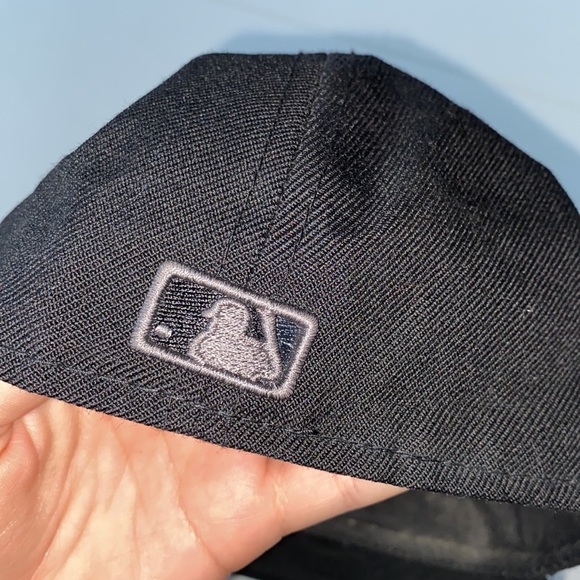 New Era 59Fifty Fitted Cap - NY Yankees Grey on Black - Picture 2 of 5